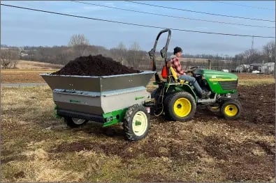 pull-behind-topdresser-with-light-material-sides-for-hobby-farmers-and-market-gardeners